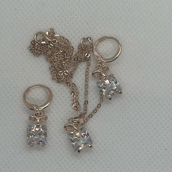 Elegant Rose Gold-Tone Cubic Zirconia Bow Necklace and Earrings Set - Picture 5 of 11